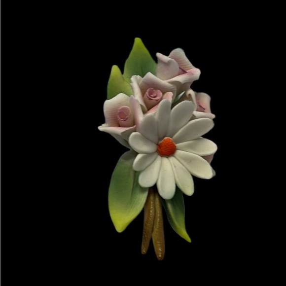 Vintage Delicate Porcelain Floral Brooch - Picture 4 of 4